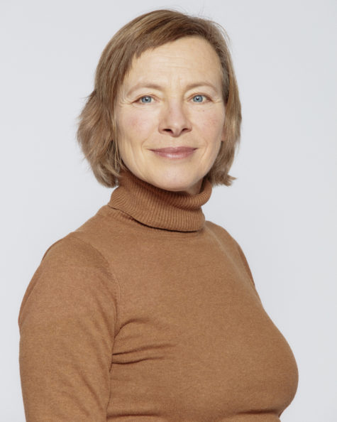 Portrett av kvinne i beige genser