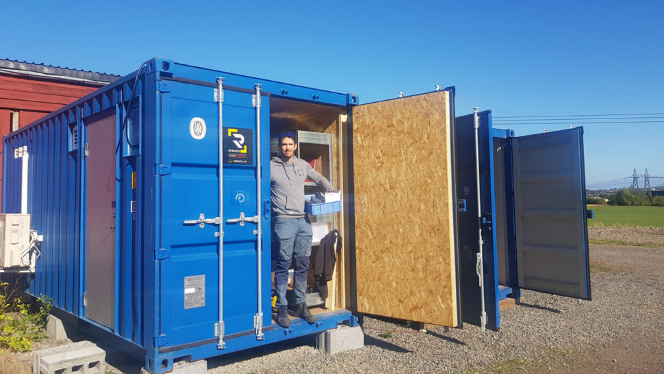 Person står i døren til en container