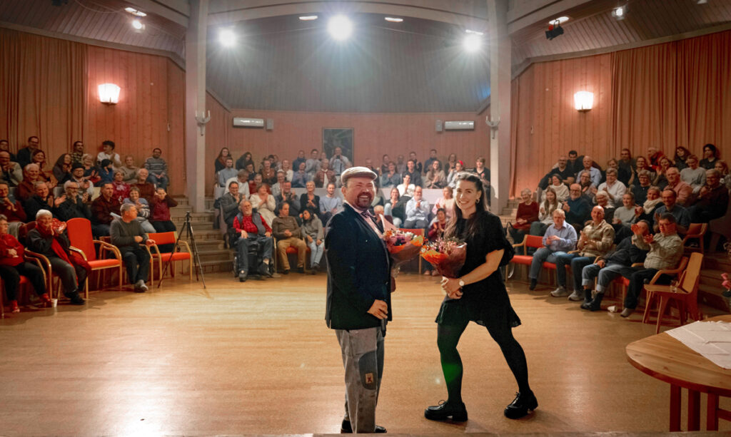 To personer på dansegulv i en sal