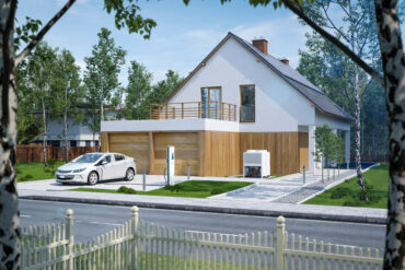 Hus med el-bil parkert foran