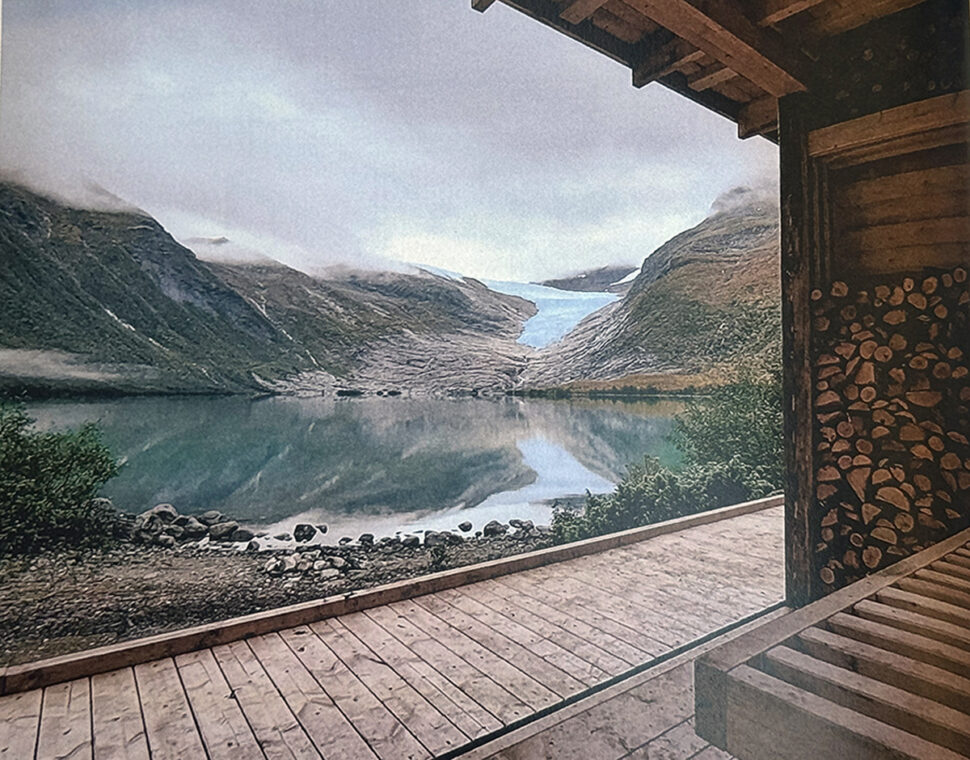 Utsikt mot fjord og fjell fra innsiden av sauna.