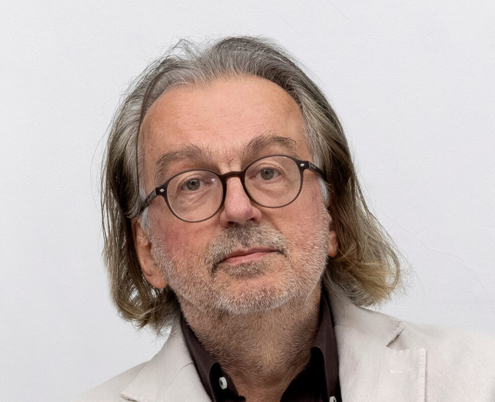 Portrett av person i hvit jakke.