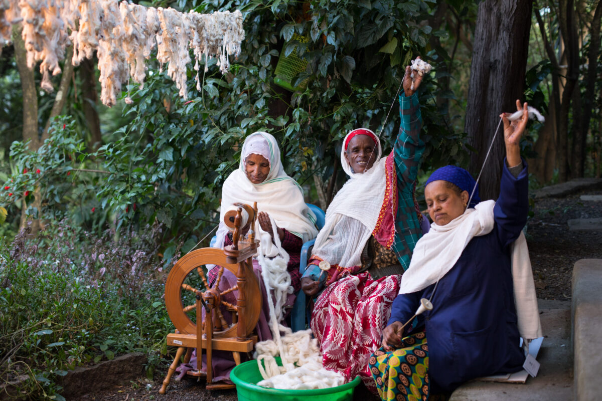 Kvinner som spinner bomull.