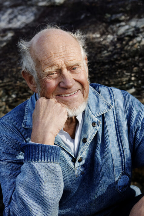 Portrett av mann i blå jakke