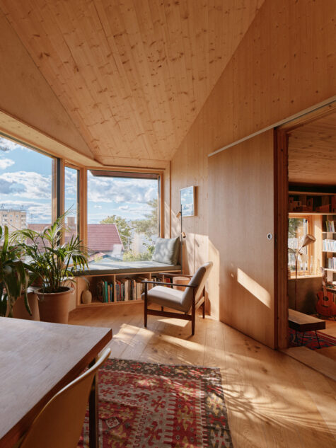 Stuerom i treverk med store vinduer