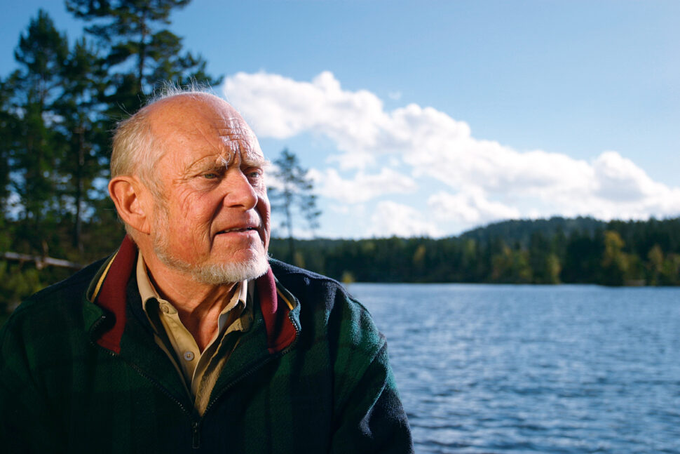 Mann ved sjø og blå himmel