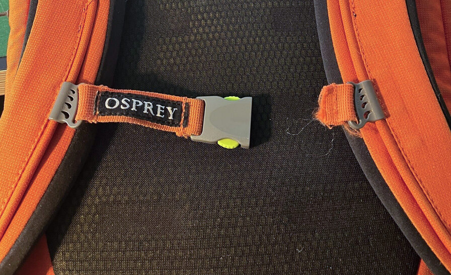 Ryggsekk med ødelagt brystrem.