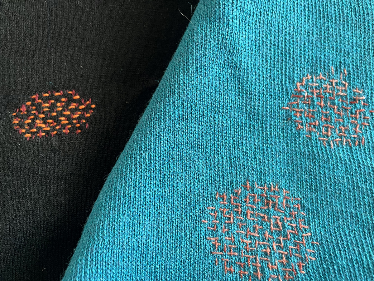 To ulke stoffer med broderier på.