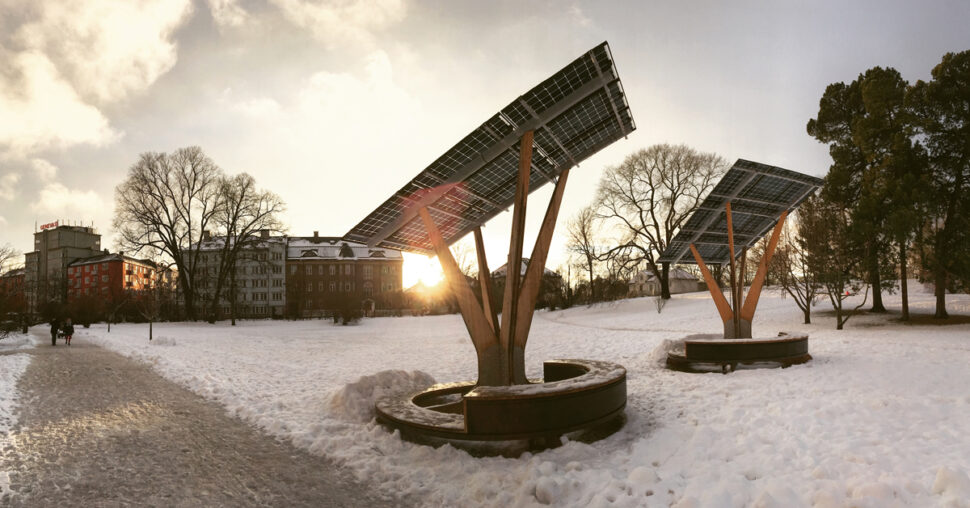 Solcellepaneler i snølandskap