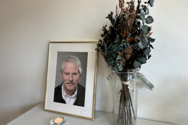 Portrett av Lars Hektoen og blomster og lys