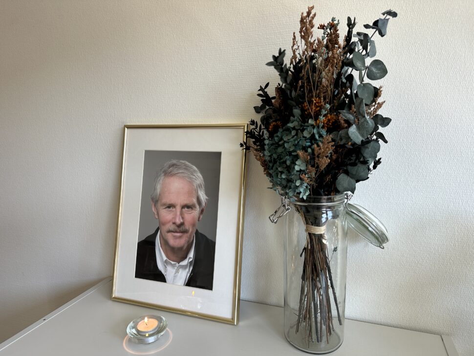 Portrett av Lars Hektoen og blomster og lys